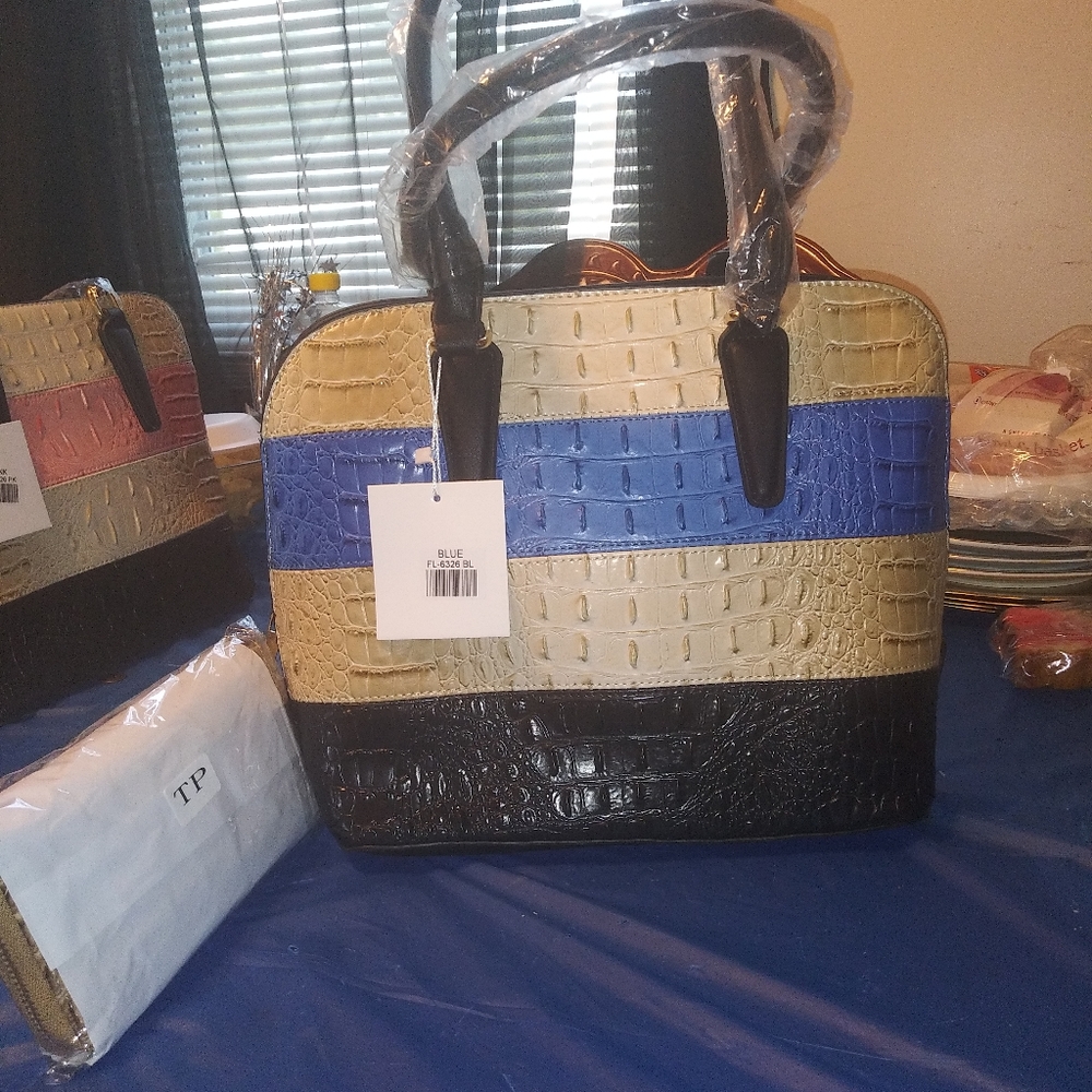 Women's Handbag - Picture 2 of 4
